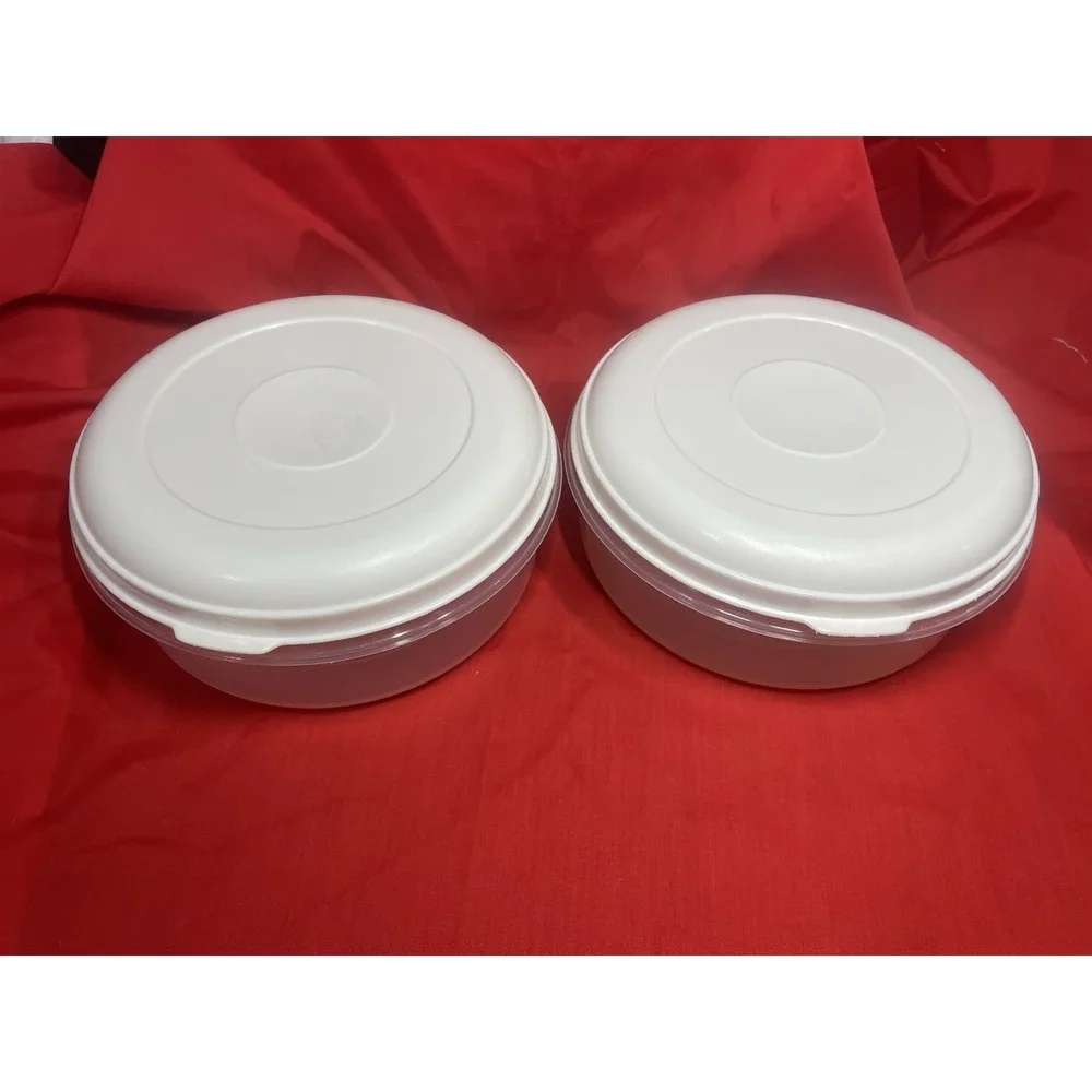 TWO Rubbermaid #4 Servin Saver Round 2.4 Qts Container Bowls w/Lids
